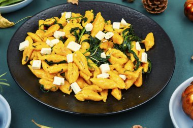 Taze mevsimlik, ev yapımı balkabaklı gnocchi..