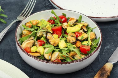 Sebzeli ve midyeli deniz ürünleri salatası..