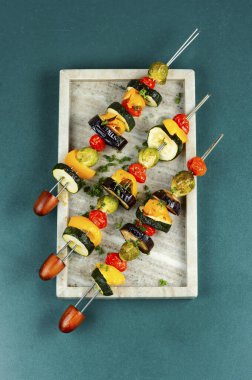 Sebzeli vejetaryen kebaplar, domatesler, lahana, şişte ızgara biber. Vegan gıda konsepti. Üst görünüm.