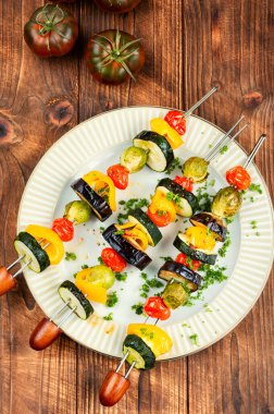 Sebzeli vejetaryen kebaplar, domatesler, lahana, şişte ızgara biber. Vegan gıda konsepti. Kırsal biçim.