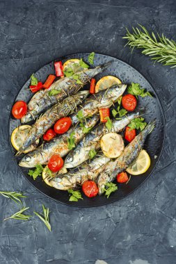 Beton mutfak masasında servis edilen kızarmış sardalya porsiyonu. Üst görünüm.