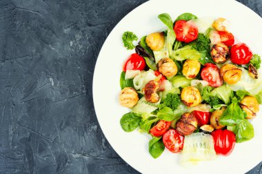 Taze domates salatası, salatalık, yeşillik ve kızarmış kestane. Boşluğu kopyala.