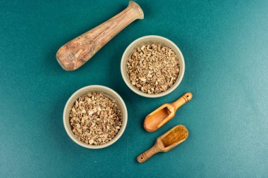 Şifalı bitkiler: elektroampan veya Inula helenium, kök, elektroampan, Inula helenium.