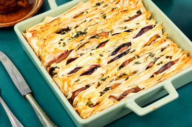 Peynirli turta, fillo böreği, peynir ve incir. Fırın.