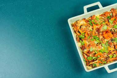 Çiğ Chanterelles mantarlı frittata. Metnin için boş yer.