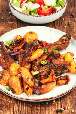 Popüler bir güveç domuz pirzolası ve patates..