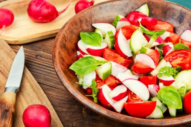 Kırsal bir kasede renkli bir sebze salatasının fotoğrafı. Sağlıklı vejetaryen yemekleri.