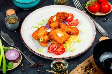 Kızarmış morina balığı parçaları. Kızarmış balık ve çıtır çıtır. Ev yemeği..