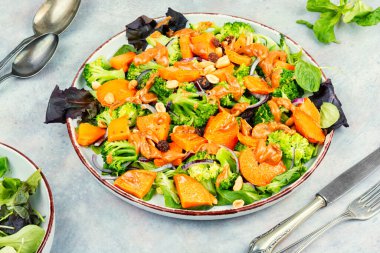 Sağlıklı salata, ızgara tatlı patates ve brokoli ile vegan tabağı yemek..