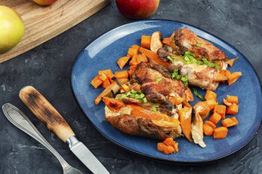 Elma ve tatlı patatesle doldurulmuş rulo ya da rulo köfte. Pişmiş et..