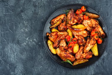 Kızarmış tavuk kanadı ve fırında patates. Barbekü. Boşluğu kopyala.