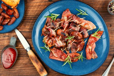 Pastırmalı kavalye şişleri, geleneksel İngiliz aperatifleri. Kırsal biçim.