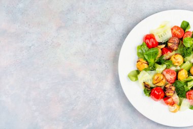 Çiğ sebzeli, sebzeli ve kestaneli sonbahar salatası. Metnin için boş yer.