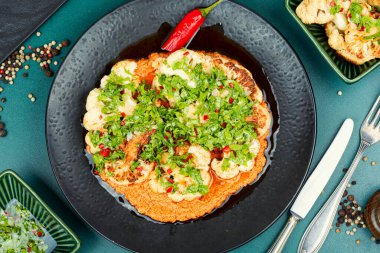 Vejetaryen soslu ve otlu kavrulmuş karnabahar..