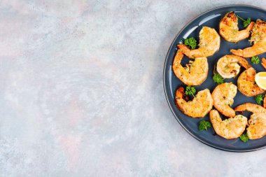 Izgara dev Arjantin kırmızı karidesleri ve sebze salamurası. Deniz ürünleri tabağı. Metnin için boş yer.