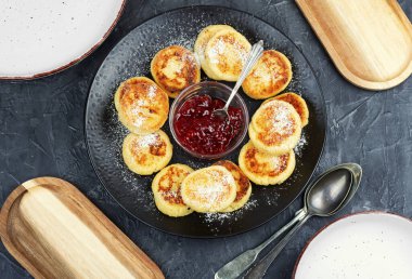 Süzme peynir ya da krep, reçelli şurup. Üst görünüm.