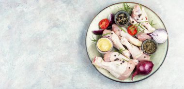 Biberiyeli taze tavuk budu ve yemek malzemeleri. Boşluğu kopyala.