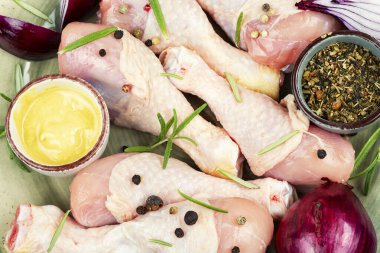 Çiğ tavuk budu ya da baharatlı but, pişirmek için malzemeli et..