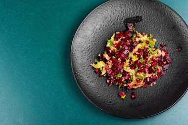 Bir kase salata. Pancar sebzeli ve nar aromalı sağlıklı salata. Boşluğu kopyala.