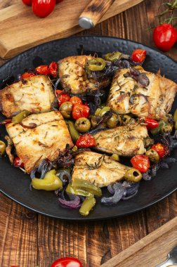 Domatesli ızgara uskumru balığı, sade ahşap masada acı biber ve zeytin..