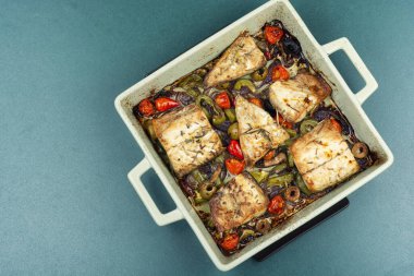 Uzayı kopyala Izgara uskumru balığı, domates, acı biber ve seramik tabakta zeytin...