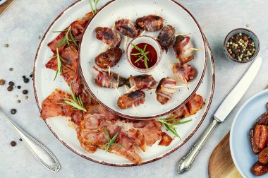 Pastırmalı kavalye şişleri, geleneksel İngiliz aperatifleri. Mükemmel parti aperatifleri. Düz yatıyordu