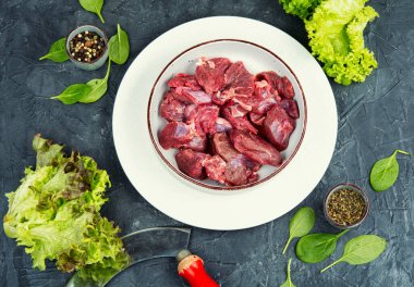 Gulaş yapmak için çiğ taze geyik eti. Üst görünüm.