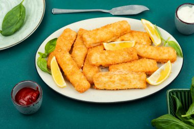 Balık kroket ya da nugget tabakta kızarmış balık bifteği..