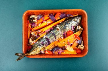 Sebzeli ızgara uskumru, sos ve tatlı patates. Lezzetli ve sağlıklı bir balık. Üst görünüm.