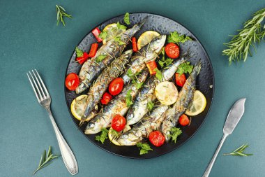 Biberiye ve limonla pişirilmiş lezzetli sardalya balığı. Yunanistan mutfağı.