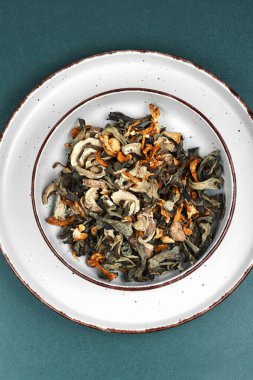 Çeşitli kurutulmuş mantarlar. Kurumuş mantar yığını.