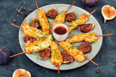 Tavuk filetosu ve incirli şiş kebap. Izgara et şişleri. Barbekü, tavuk şişi..