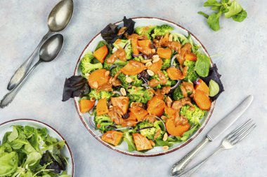 Sağlıklı kızarmış tatlı patates, brokoli vegan salatası..