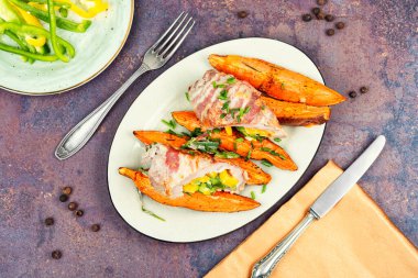 Patatesli et lapası, tabakta rulo köfte. Üst görünüm.