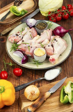 Kızartma ya da çorba için çiğ tavuk bacağı. Taze çiğ tavuk bacağı..