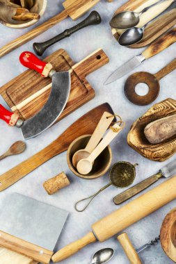 Geleneksel ahşap mutfak aletleri ve mutfak gereçleri. Ev yemeği..