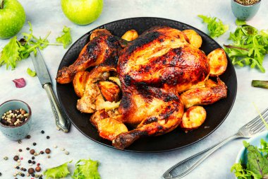 Akşam yemeği için elmalarla süslenmiş tavuk..