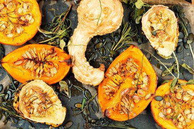 Taze pişmiş ve balkabağı sulu. Sonbahar yemeği.