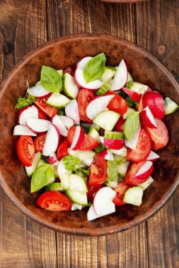 Turp, salatalık ve domatesli vejetaryen salatası. Diyet menüsü.