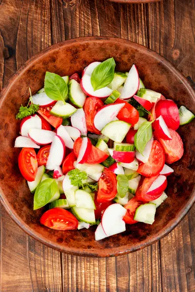 Turp, salatalık ve domatesli vejetaryen salatası. Diyet menüsü.