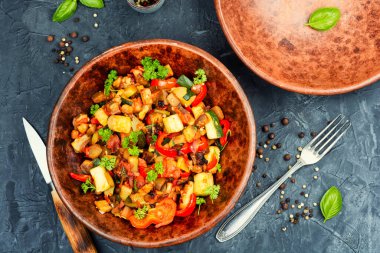 Vegan Ratatouille taze kızarmış sebzelerden yapılan parlak bir sebze yahnisidir..