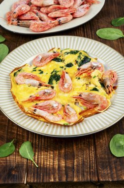 Ev yapımı sağlıklı kahvaltı: tabakta sebzeli karides frittata. Kırsal biçim.