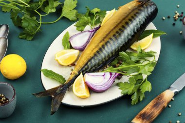 Limonlu ve baharatlı füme uskumru.