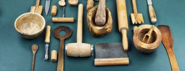 Basit bir kırsal mutfak eşyası. Ahşap mutfak aletleri..