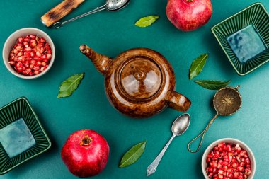 Nar suyu ya da çay. Nar aromalı Türk çayı. Sağlıklı gıda konsepti. Üst görünüm.