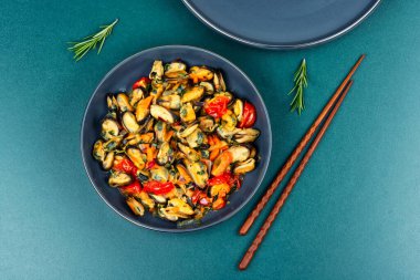 Sebze soslu kızarmış midye. Sağlıklı deniz ürünleri ve yemek çubuğu. Metin için boşluk.