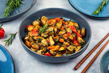 Baharatlı ve soslu kızarmış midye. Deniz ürünleri..