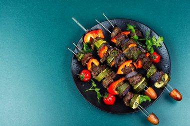 Lezzetli geyik ya da geyik kebabı ya da sebzeli şiş kebap. Boşluğu kopyala.