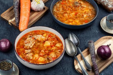 İki kase geleneksel Ukrayna et pancar kökü çorbası..