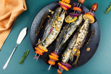 Şişte kızartılmış sardalya, balık kebabı ya da şiş kebap. Üst görünüm.